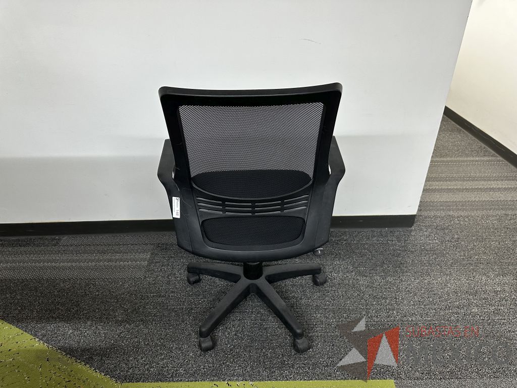 Lote 021 - Silla operativa con ruedas, descansabrazos, respaldo en malla y asiento en tela color negro - Imagen 3