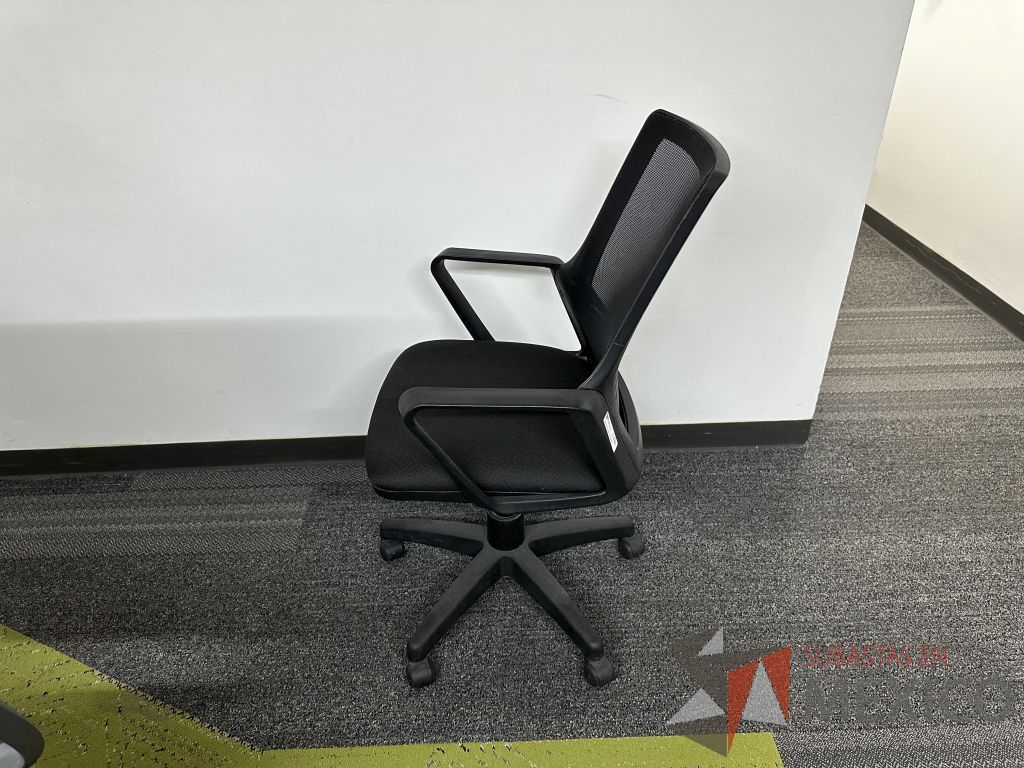 Lote 021 - Silla operativa con ruedas, descansabrazos, respaldo en malla y asiento en tela color negro - Imagen 4