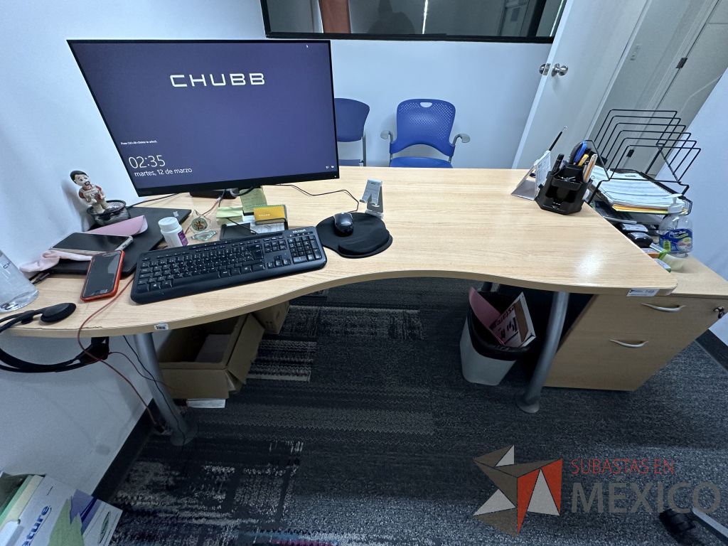 Lote 022 - Mesa de trabajo con estructura metálica con cubierta color madera con orificio para cables y archivero vertical de 2 cajones