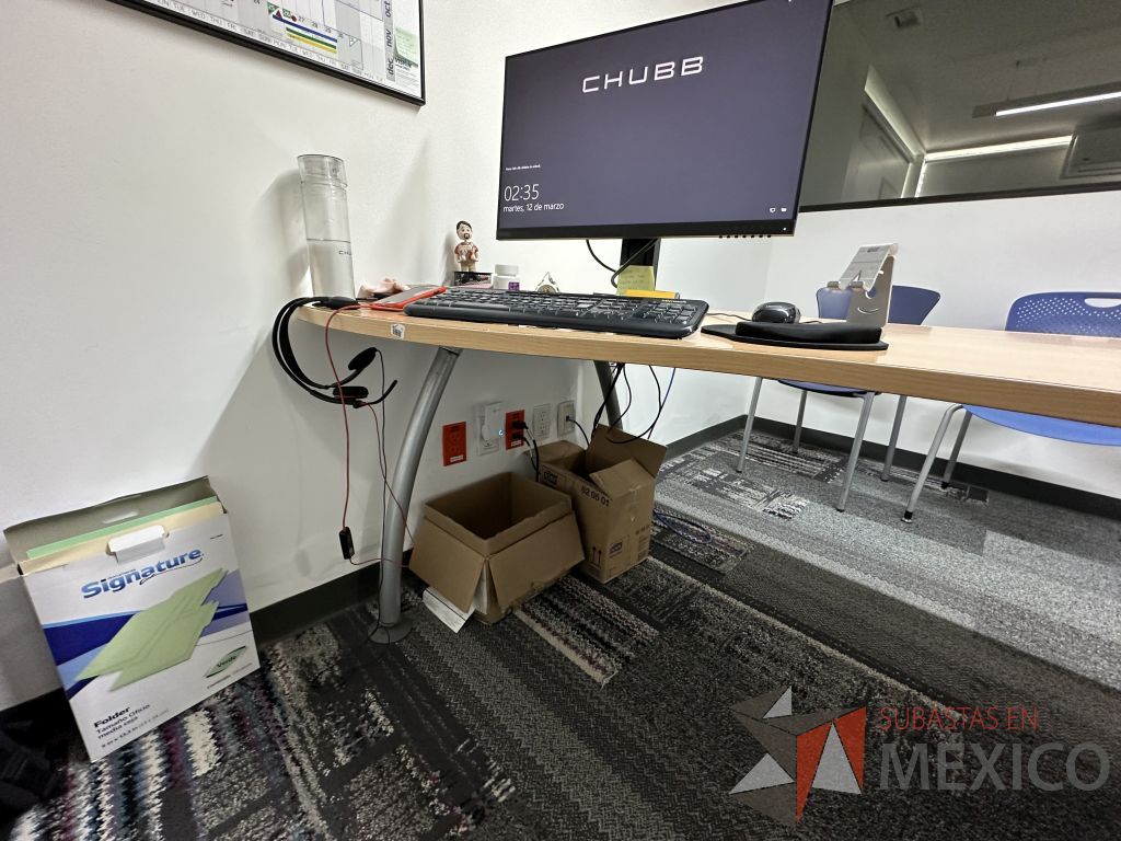 Lote 022 - Mesa de trabajo con estructura metálica con cubierta color madera con orificio para cables y archivero vertical de 2 cajones - Imagen 2