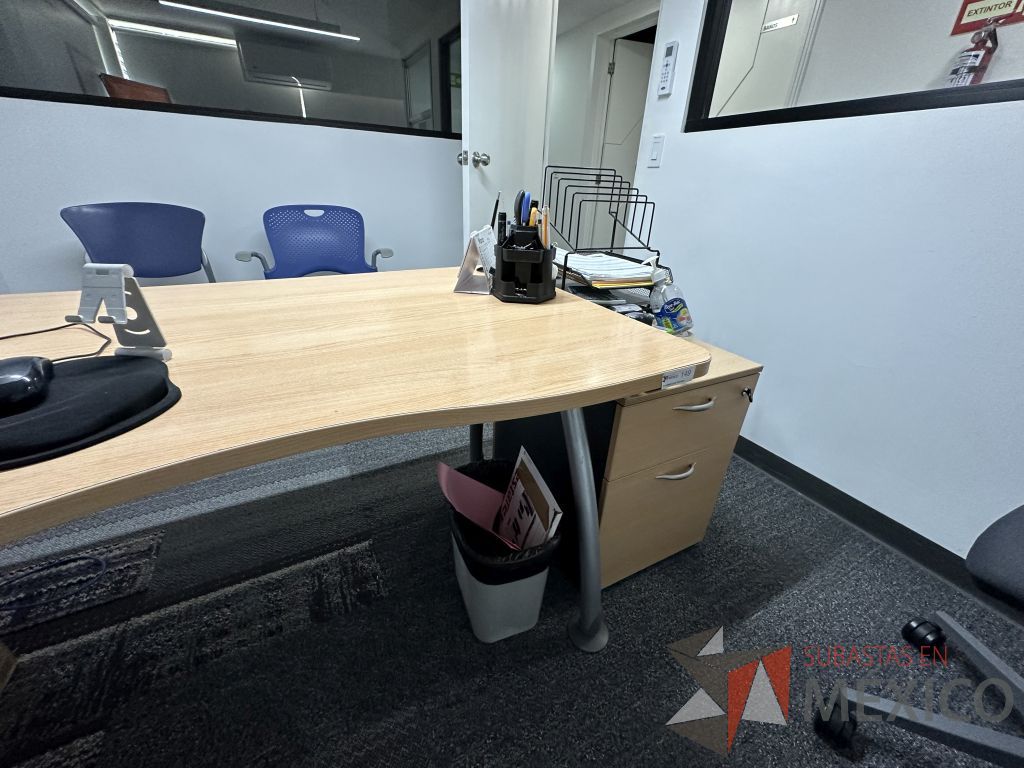 Lote 022 - Mesa de trabajo con estructura metálica con cubierta color madera con orificio para cables y archivero vertical de 2 cajones - Imagen 3