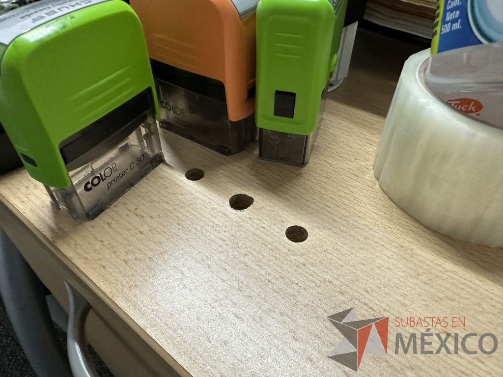 Lote 022 - Mesa de trabajo con estructura metálica con cubierta color madera con orificio para cables y archivero vertical de 2 cajones - Imagen 6