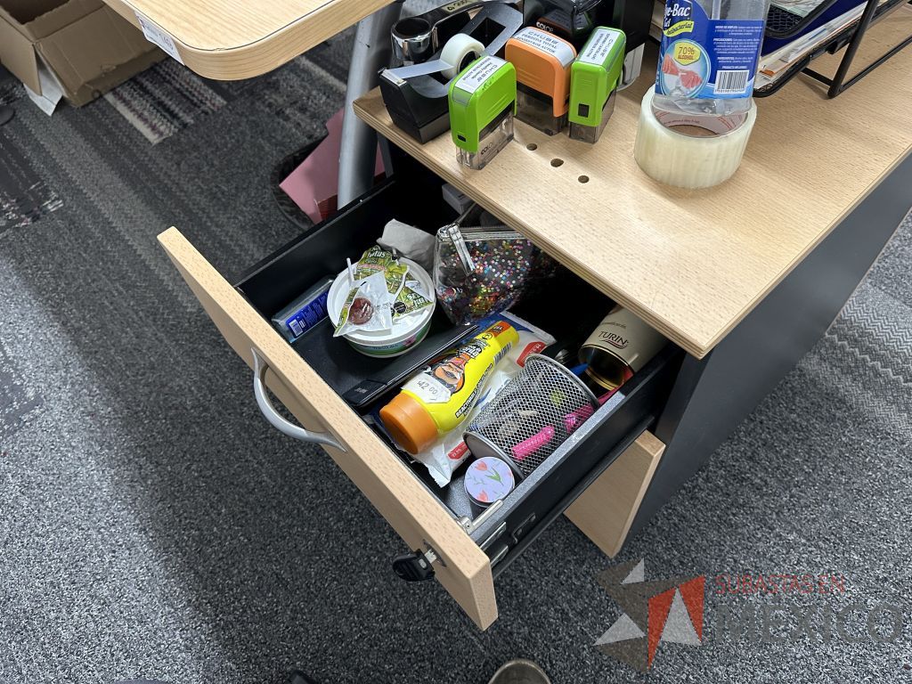Lote 022 - Mesa de trabajo con estructura metálica con cubierta color madera con orificio para cables y archivero vertical de 2 cajones - Imagen 8