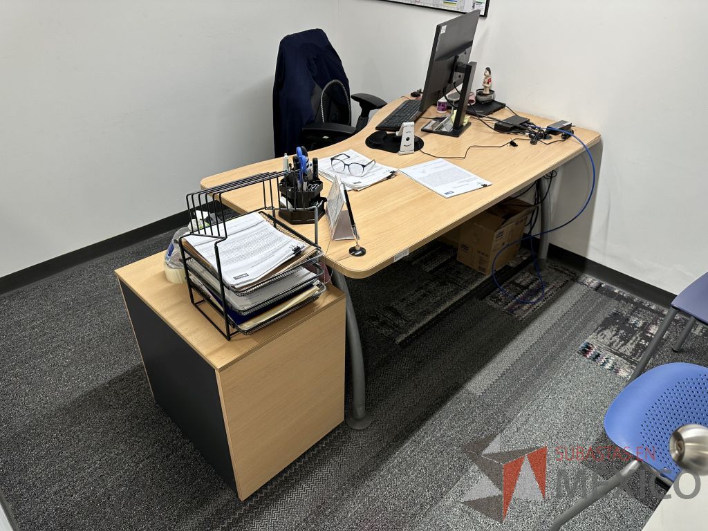 Lote 022 - Mesa de trabajo con estructura metálica con cubierta color madera con orificio para cables y archivero vertical de 2 cajones - Imagen 9