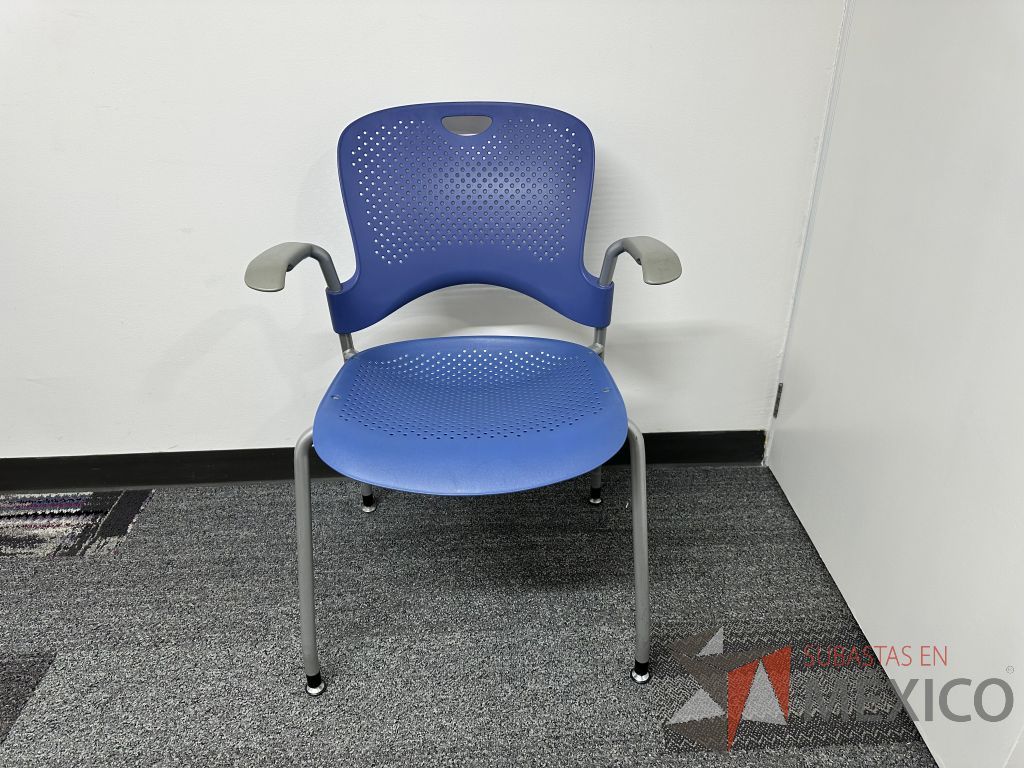 Lote 023 - Silla fija, asiento y respaldo en plástico color azul