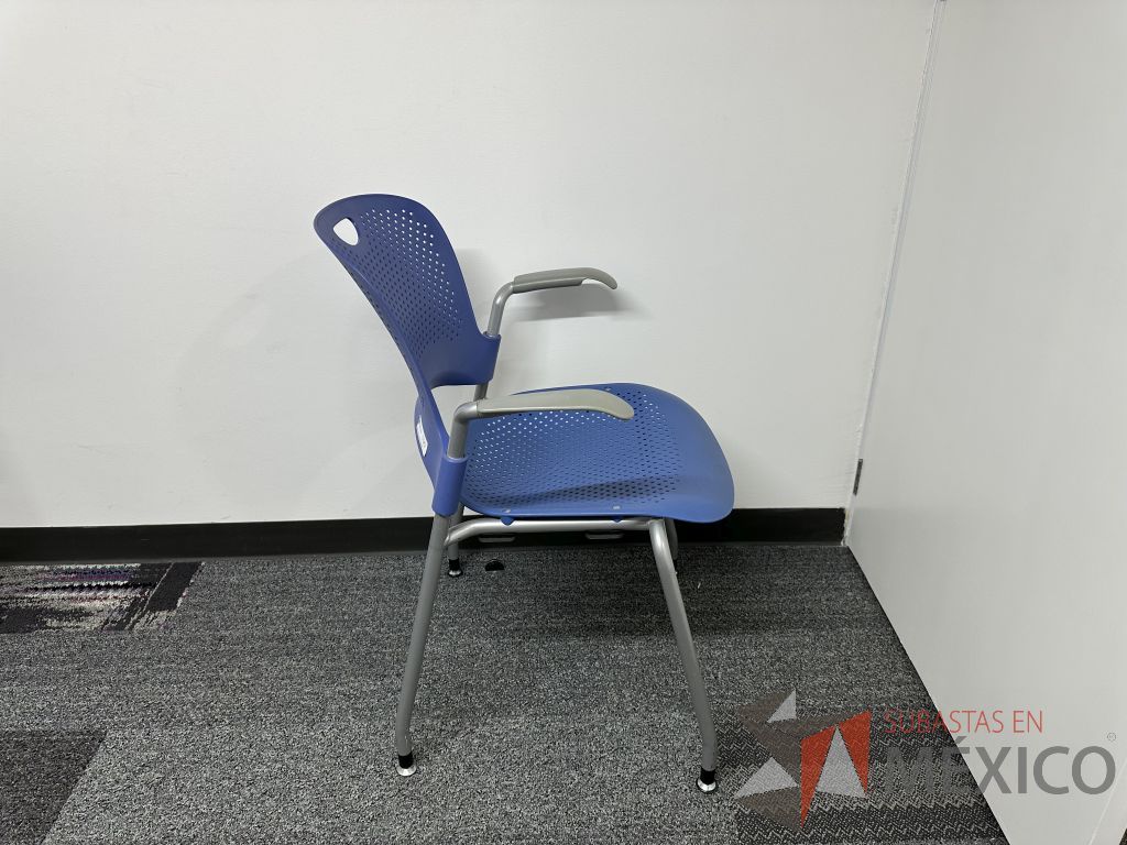 Lote 023 - Silla fija, asiento y respaldo en plástico color azul - Imagen 3