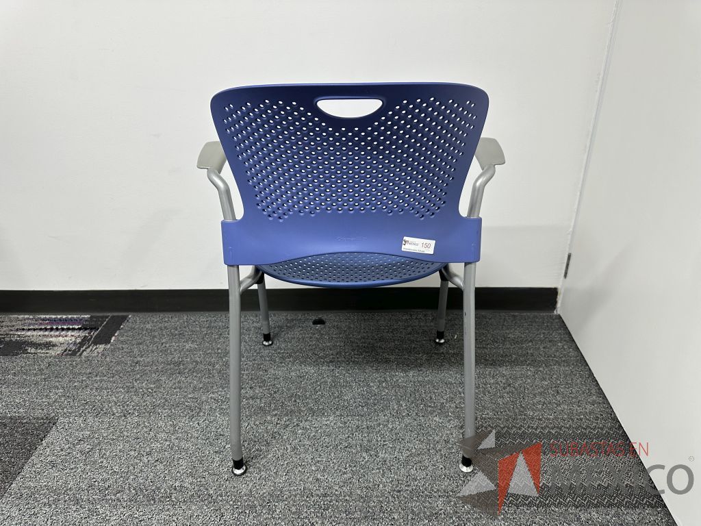 Lote 023 - Silla fija, asiento y respaldo en plástico color azul - Imagen 4