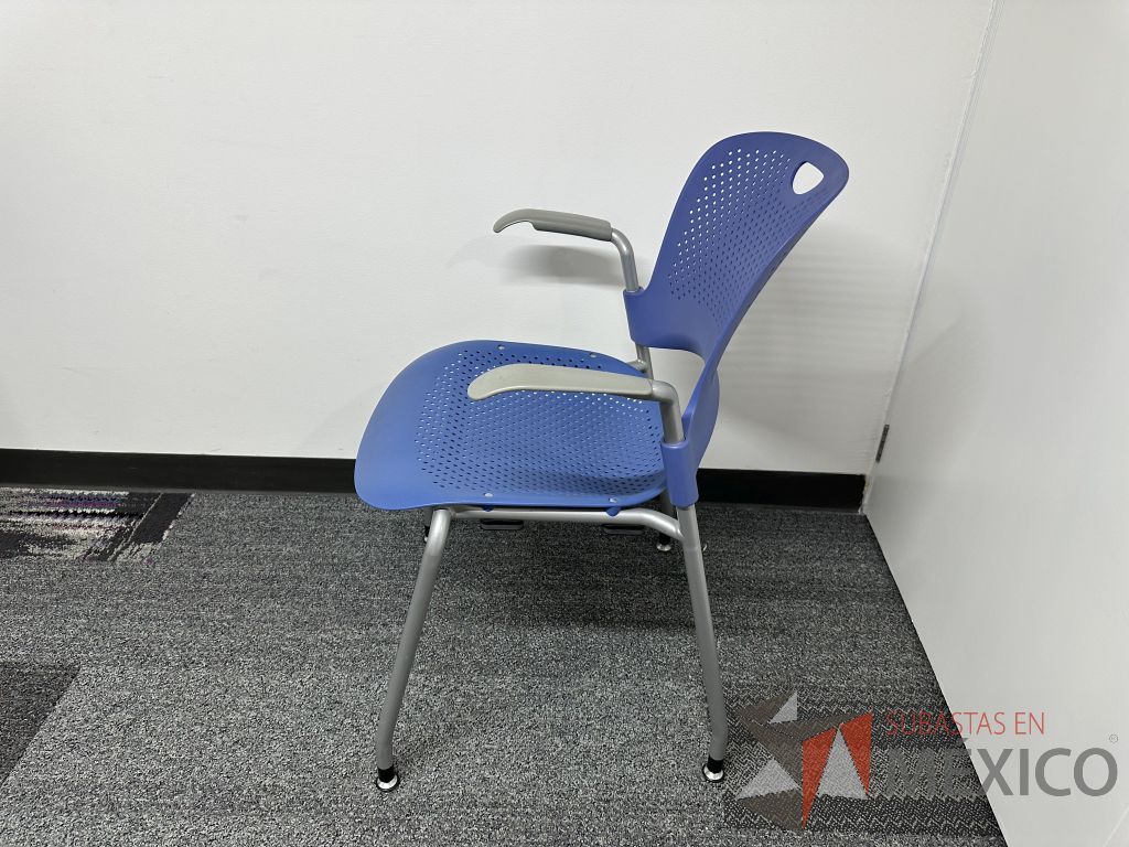 Lote 023 - Silla fija, asiento y respaldo en plástico color azul - Imagen 5