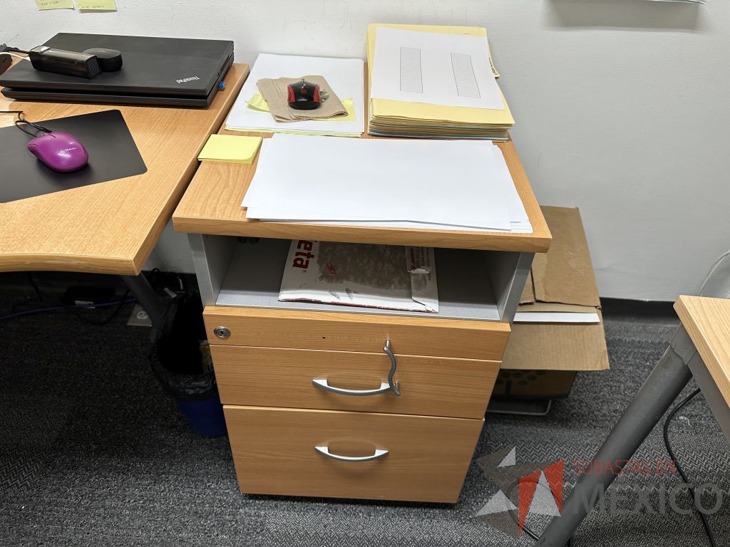 Lote 004 - Escritorio en escuadra con orificio para cables y archivero de pedestal con 3 cajones y 1 espacio - Imagen 5