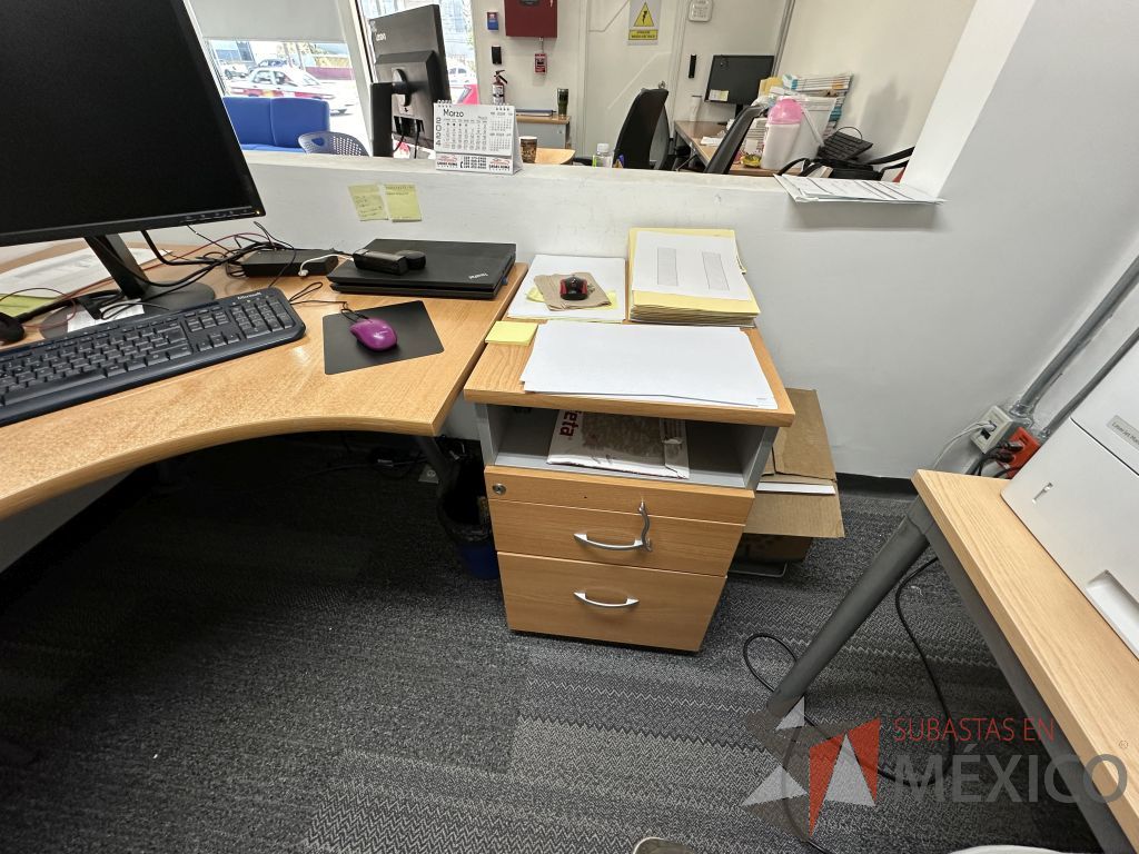 Lote 004 - Escritorio en escuadra con orificio para cables y archivero de pedestal con 3 cajones y 1 espacio - Imagen 4