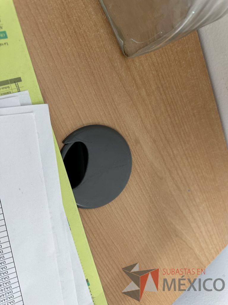Lote 004 - Escritorio en escuadra con orificio para cables y archivero de pedestal con 3 cajones y 1 espacio - Imagen 8