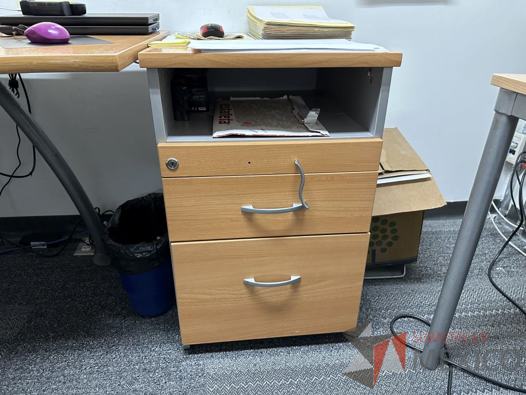 Lote 004 - Escritorio en escuadra con orificio para cables y archivero de pedestal con 3 cajones y 1 espacio - Imagen 10