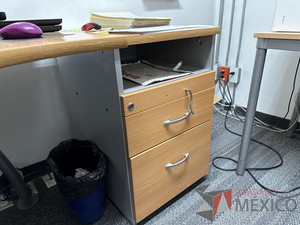 Lote 004 - Escritorio en escuadra con orificio para cables y archivero de pedestal con 3 cajones y 1 espacio - Imagen 9