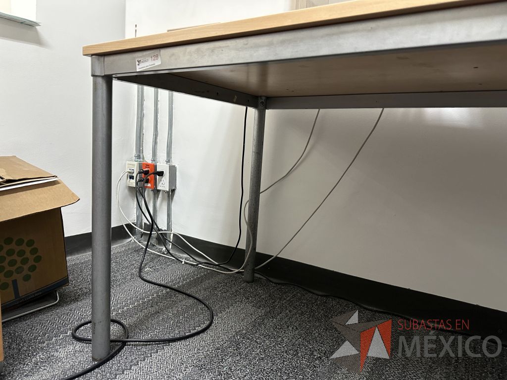 Lote 041 - Mesa de trabajo, estructura metálica y cubierta color madera - Imagen 3