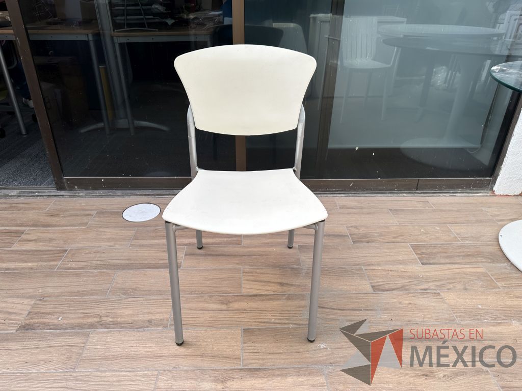 Lote 047 - 2 Sillas fijas, asiento y respaldo en plástico color blanco