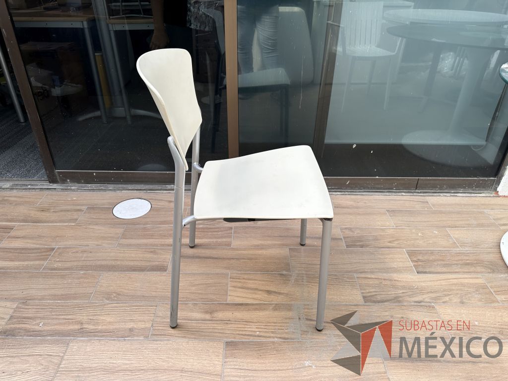 Lote 047 - 2 Sillas fijas, asiento y respaldo en plástico color blanco - Imagen 2