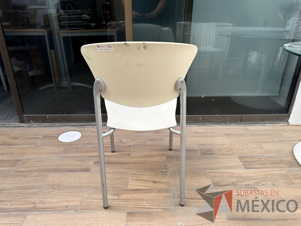 Lote 047 - 2 Sillas fijas, asiento y respaldo en plástico color blanco - Imagen 3