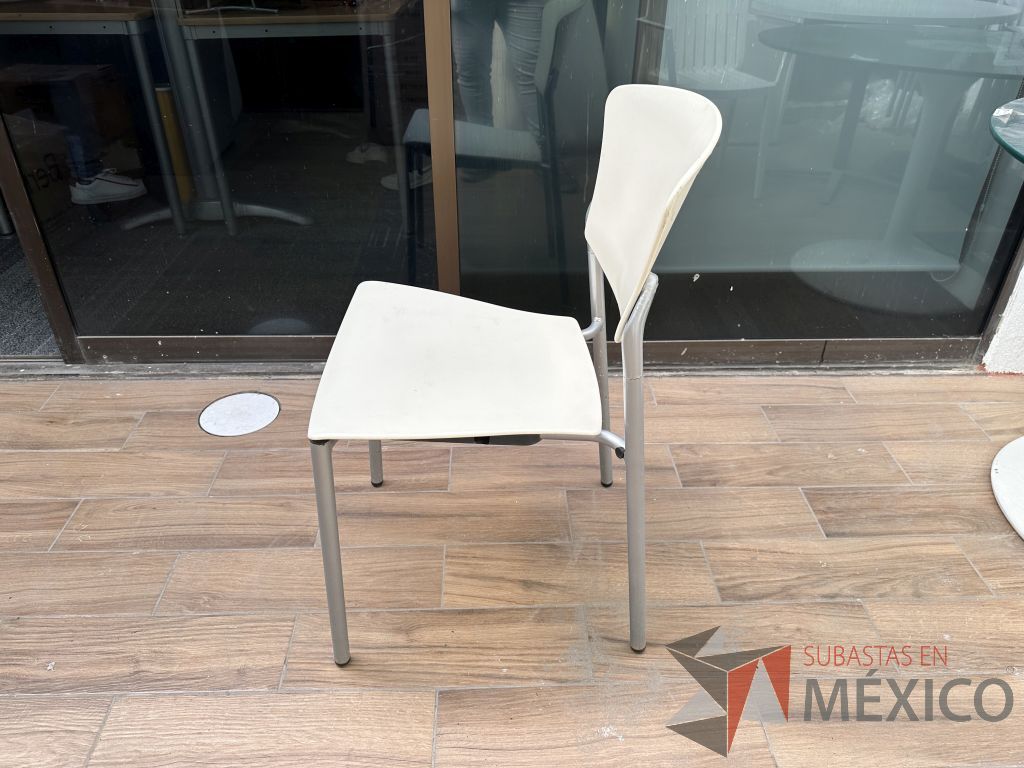 Lote 047 - 2 Sillas fijas, asiento y respaldo en plástico color blanco - Imagen 4