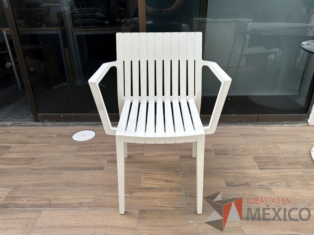 Lote 036 - 2 Sillas fijas, asiento y respaldo en plástico color blanco