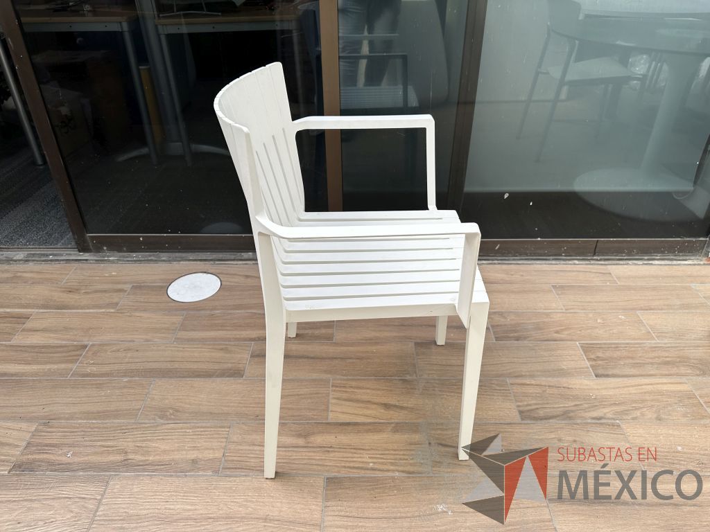 Lote 036 - 2 Sillas fijas, asiento y respaldo en plástico color blanco - Imagen 2