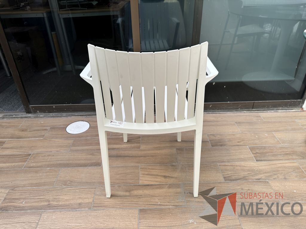Lote 036 - 2 Sillas fijas, asiento y respaldo en plástico color blanco - Imagen 3
