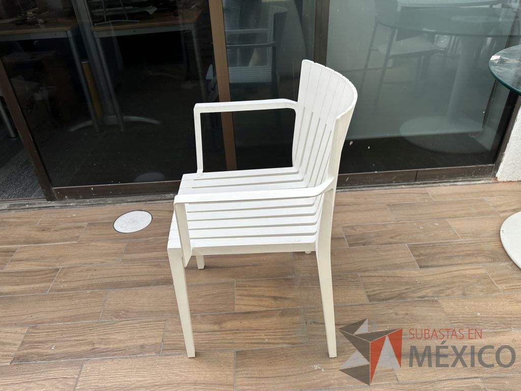 Lote 036 - 2 Sillas fijas, asiento y respaldo en plástico color blanco - Imagen 4