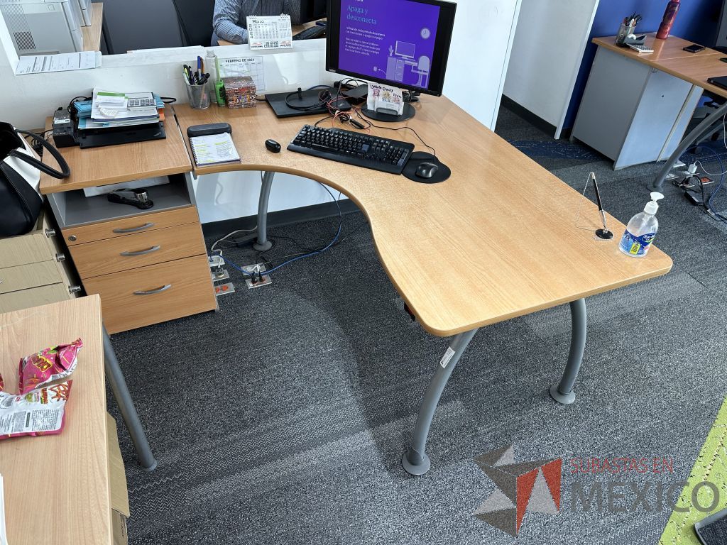 Lote 003 - Escritorio en escuadra con orificio para cables y archivero de pedestal con 3 cajones y 1 espacio