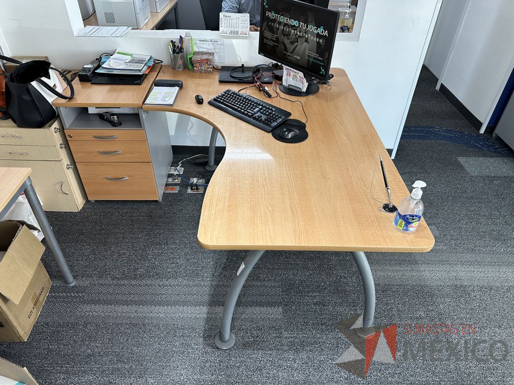 Lote 003 - Escritorio en escuadra con orificio para cables y archivero de pedestal con 3 cajones y 1 espacio - Imagen 6