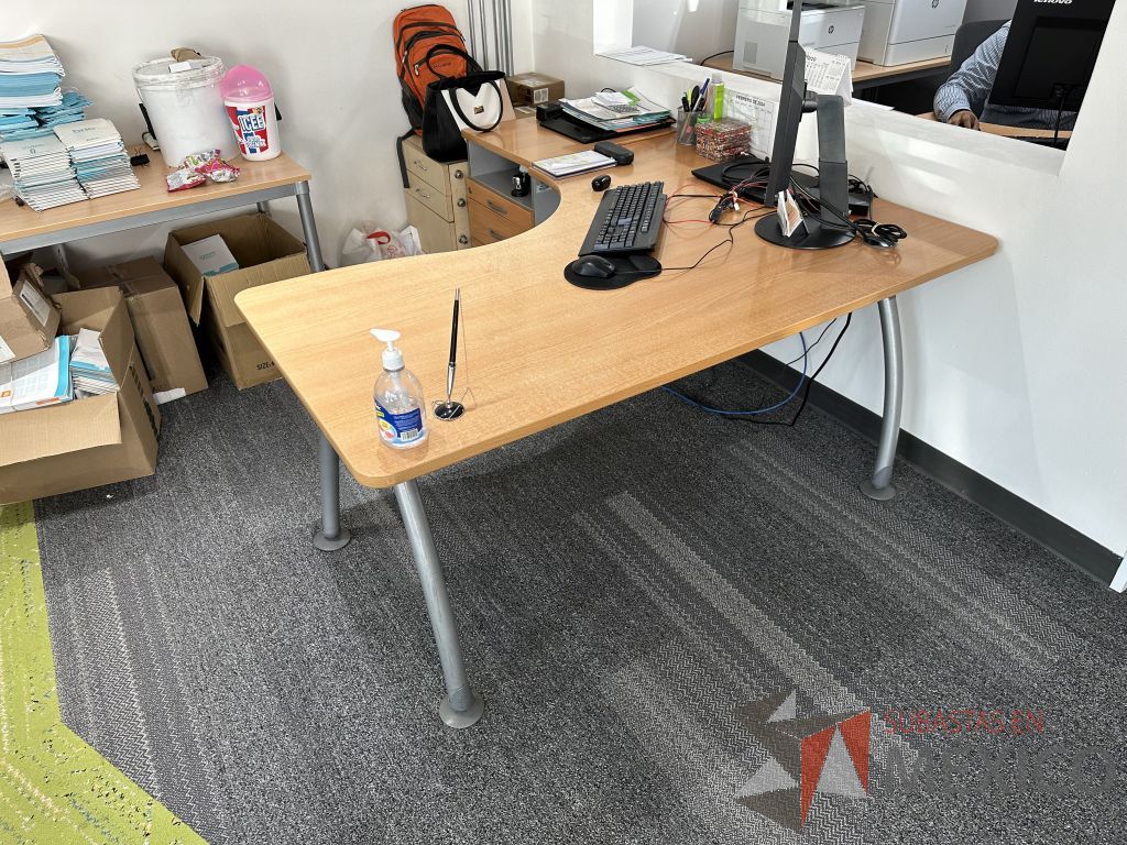 Lote 003 - Escritorio en escuadra con orificio para cables y archivero de pedestal con 3 cajones y 1 espacio - Imagen 5