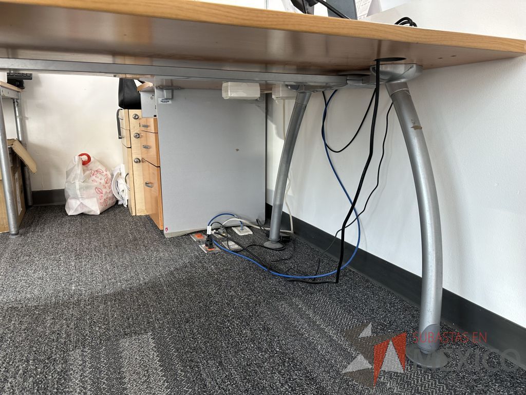 Lote 003 - Escritorio en escuadra con orificio para cables y archivero de pedestal con 3 cajones y 1 espacio - Imagen 2