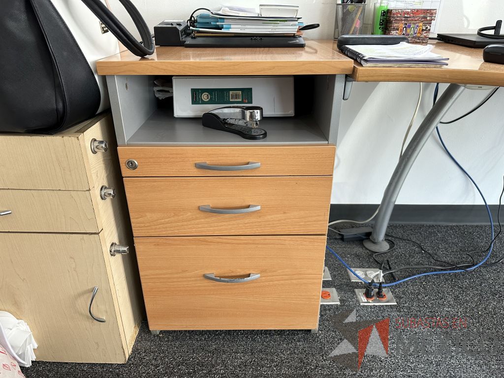 Lote 003 - Escritorio en escuadra con orificio para cables y archivero de pedestal con 3 cajones y 1 espacio - Imagen 8