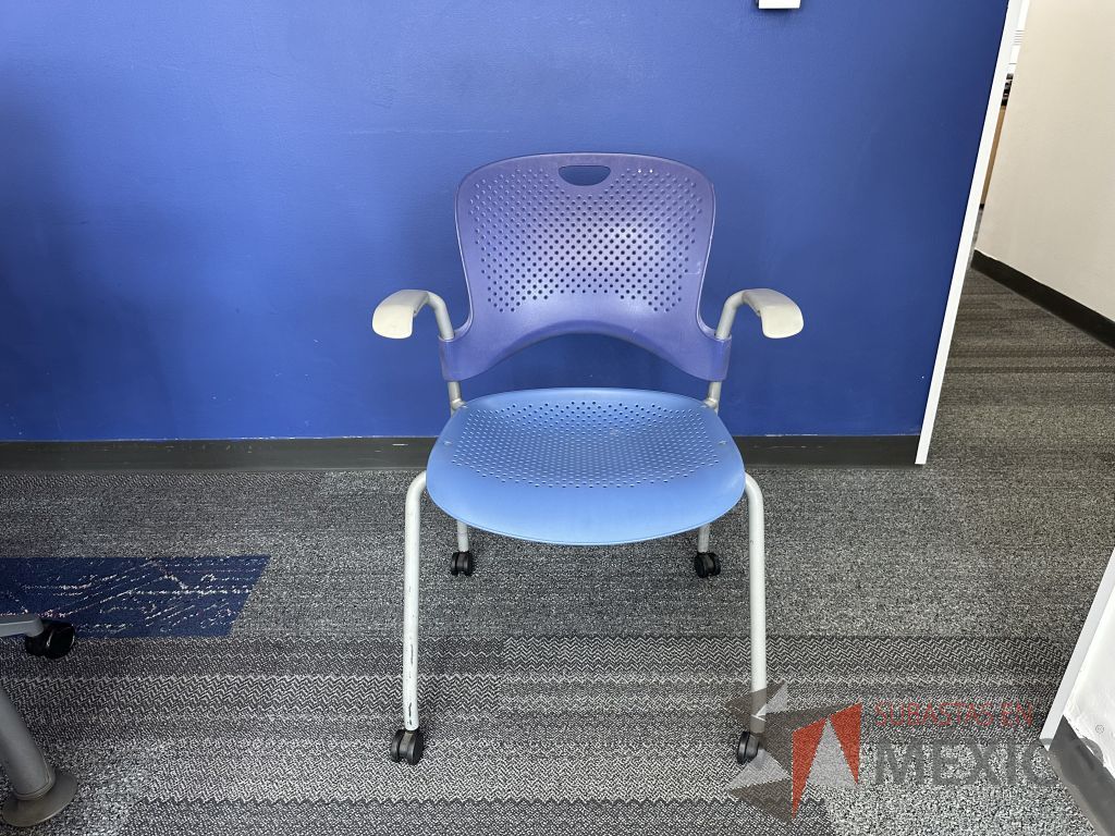 Lote 002 - Silla de visita con ruedas, descansabrazos, asiento y respaldo en plástico color azul