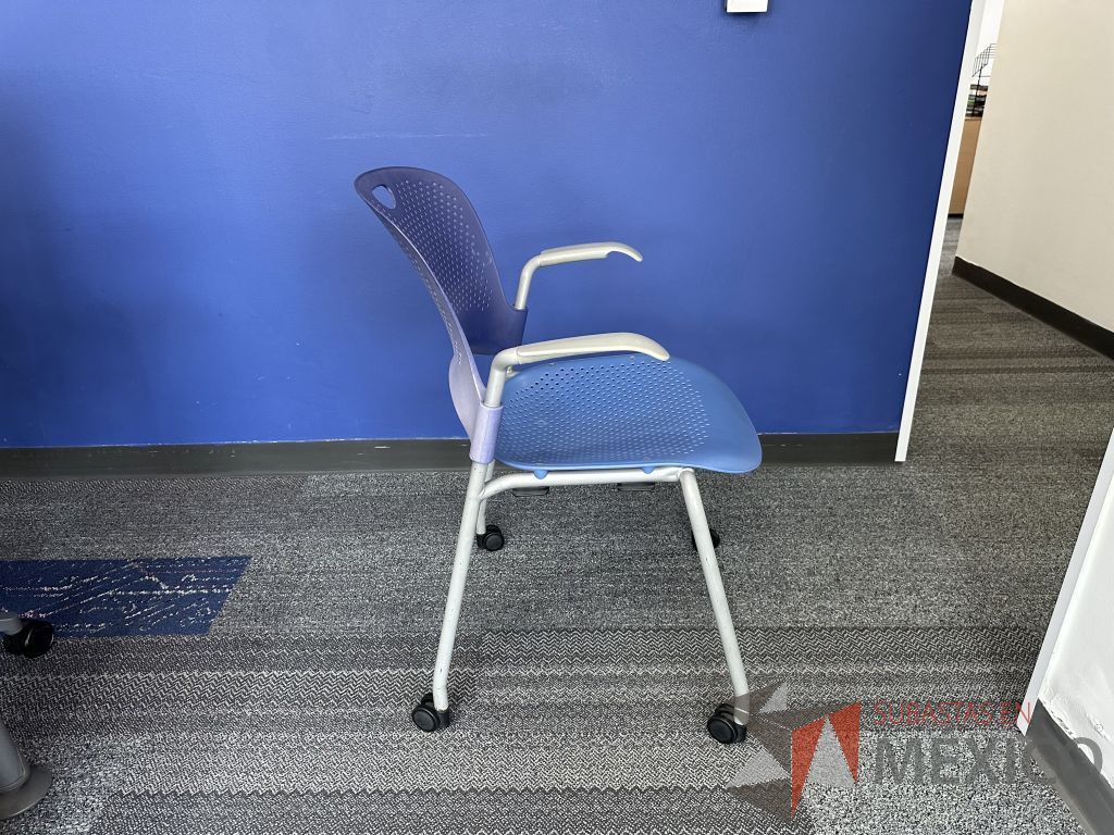 Lote 002 - Silla de visita con ruedas, descansabrazos, asiento y respaldo en plástico color azul - Imagen 4