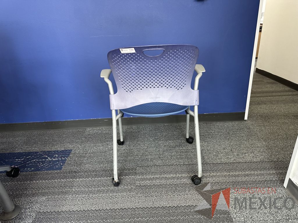 Lote 002 - Silla de visita con ruedas, descansabrazos, asiento y respaldo en plástico color azul - Imagen 3