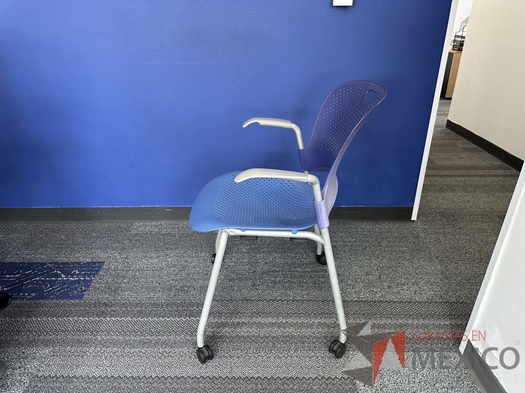 Lote 002 - Silla de visita con ruedas, descansabrazos, asiento y respaldo en plástico color azul - Imagen 2