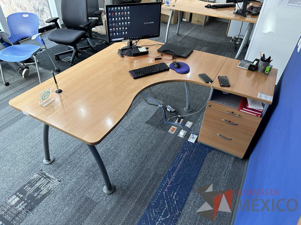 Lote 040 - Escritorio en escuadra con orificio para cables y archivero de pedestal con 3 cajones y 1 espacio