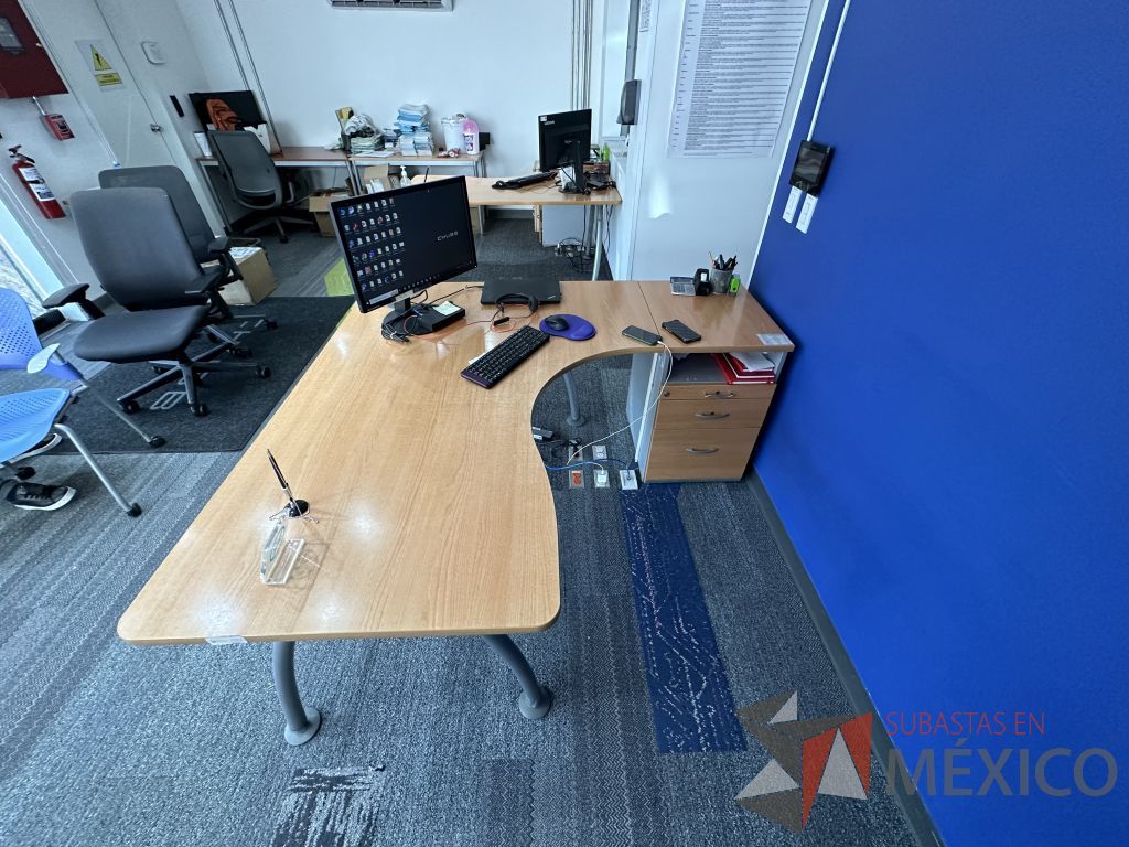 Lote 040 - Escritorio en escuadra con orificio para cables y archivero de pedestal con 3 cajones y 1 espacio - Imagen 2