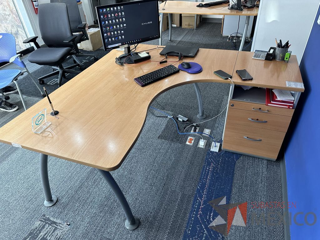Lote 040 - Escritorio en escuadra con orificio para cables y archivero de pedestal con 3 cajones y 1 espacio - Imagen 5