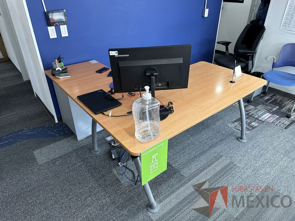 Lote 040 - Escritorio en escuadra con orificio para cables y archivero de pedestal con 3 cajones y 1 espacio - Imagen 6