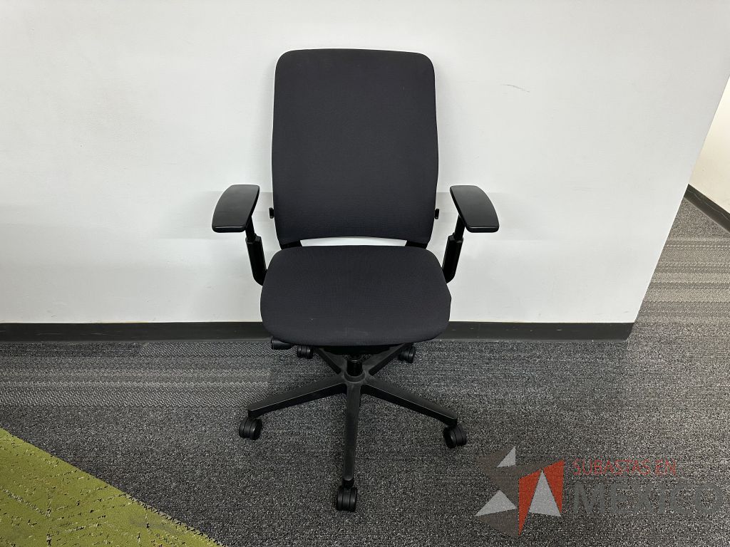 Lote 006 - Silla operativa con ruedas, descansabrazos, asiento y respaldo en tela color negro