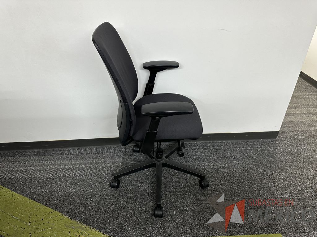 Lote 006 - Silla operativa con ruedas, descansabrazos, asiento y respaldo en tela color negro - Imagen 2