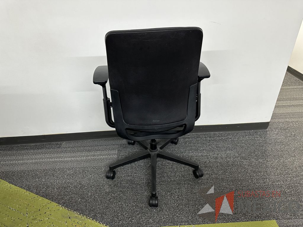 Lote 006 - Silla operativa con ruedas, descansabrazos, asiento y respaldo en tela color negro - Imagen 3
