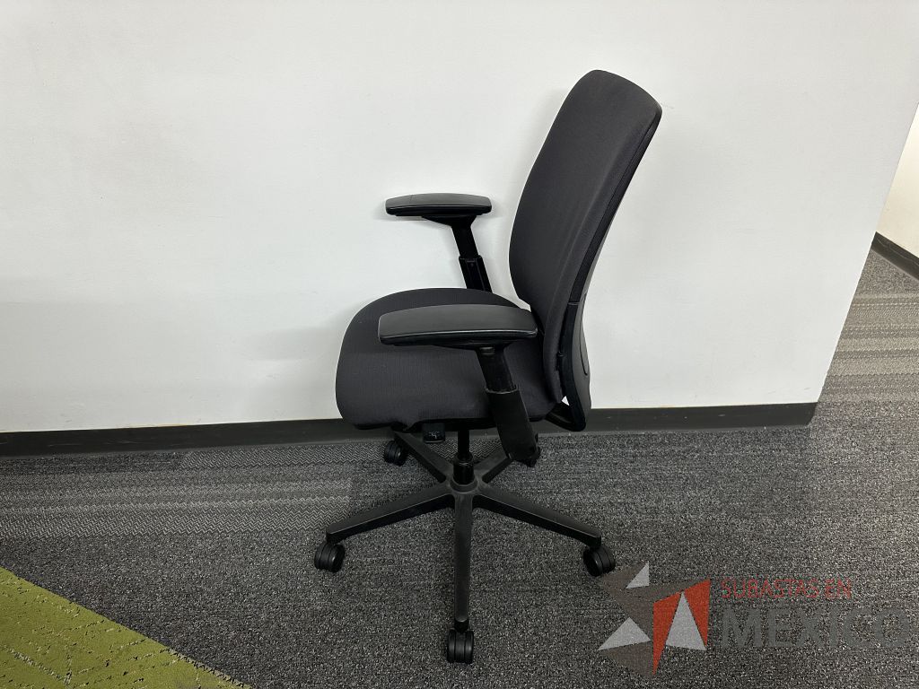 Lote 006 - Silla operativa con ruedas, descansabrazos, asiento y respaldo en tela color negro - Imagen 4
