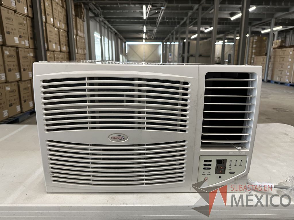 Lote 043 - Aire Acondicionado tipo Ventana NEOAIRE, Modelo: NAW122, 12000 BTU, 220v