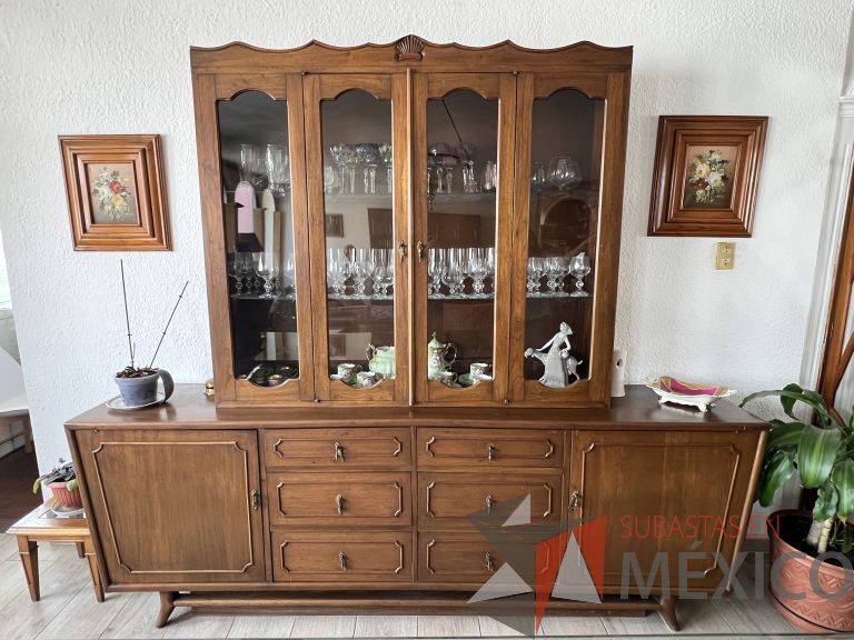 Lote 004 - Vitrina con 2 puertas y trinchero con 3 cajones y 2 puertas. En caoba - Imagen 2