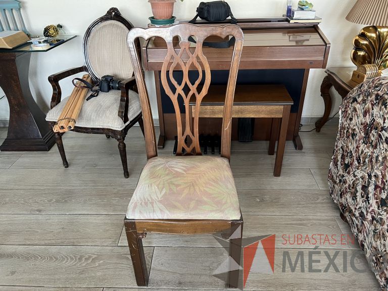 Lote 002 - 8 Sillas de caoba para comedor en Caoba talladas a mano, estilo Chipndale pata recta, color abedul. Diseños exclusivos tallados a mano