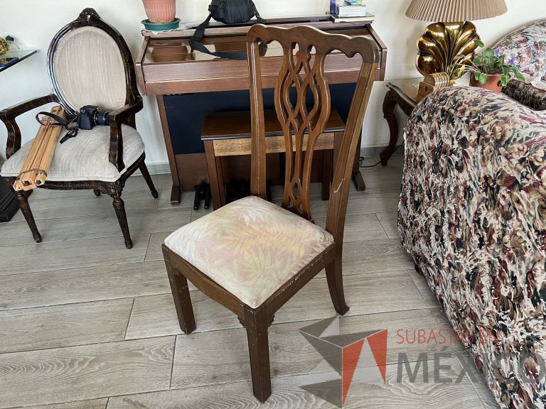Lote 002 - 8 Sillas de caoba para comedor en Caoba talladas a mano, estilo Chipndale pata recta, color abedul. Diseños exclusivos tallados a mano - Imagen 2