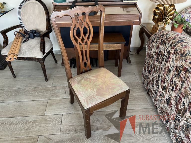 Lote 002 - 8 Sillas de caoba para comedor en Caoba talladas a mano, estilo Chipndale pata recta, color abedul. Diseños exclusivos tallados a mano - Imagen 3