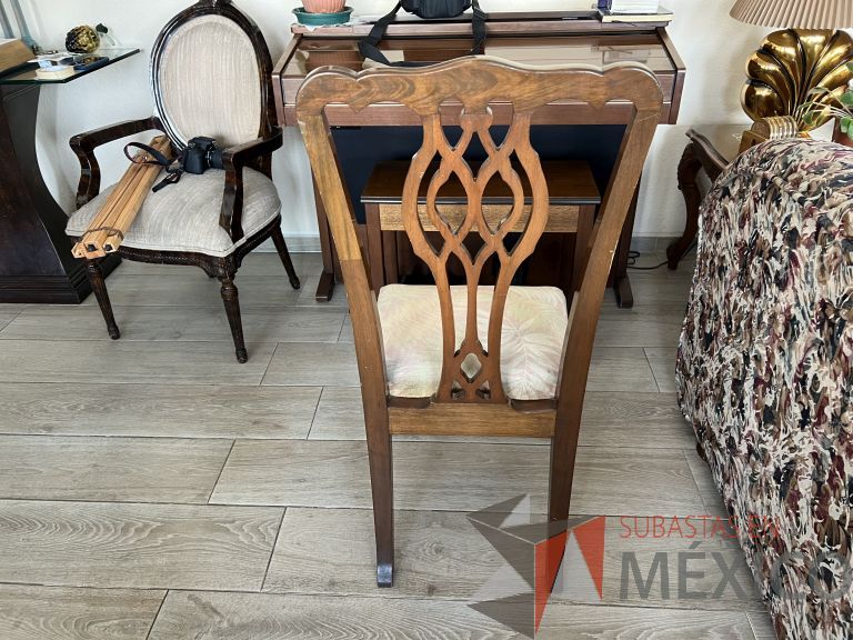 Lote 002 - 8 Sillas de caoba para comedor en Caoba talladas a mano, estilo Chipndale pata recta, color abedul. Diseños exclusivos tallados a mano - Imagen 4