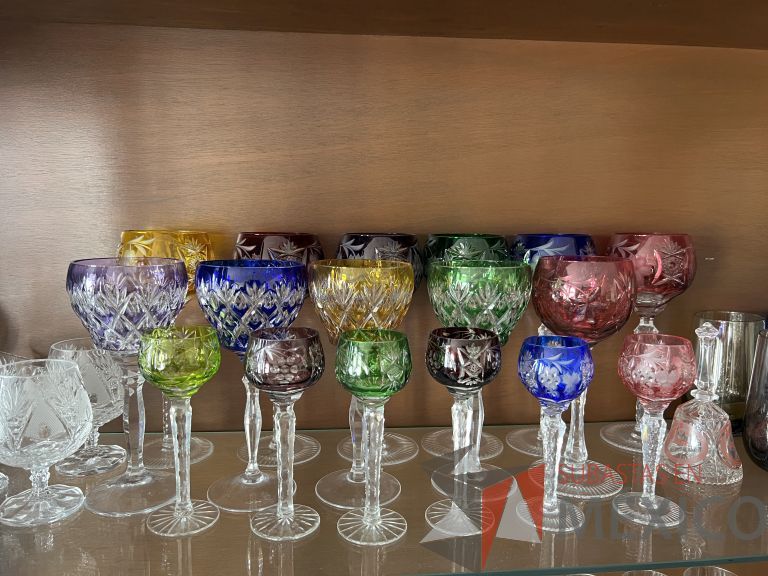 Lote 027 - Set de 17 copas de cristal de diferentes tamaños y colores - Imagen 2